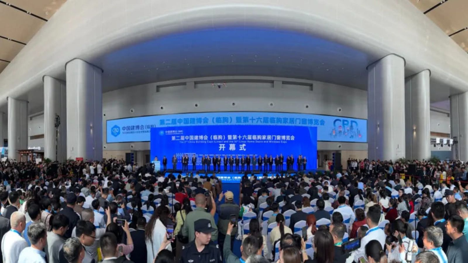 La ligne de production intelligente de portes et fenêtres Direct Strike CBD | LEADCNC série S fait sensation au China Construction Expo (Linqu)
   