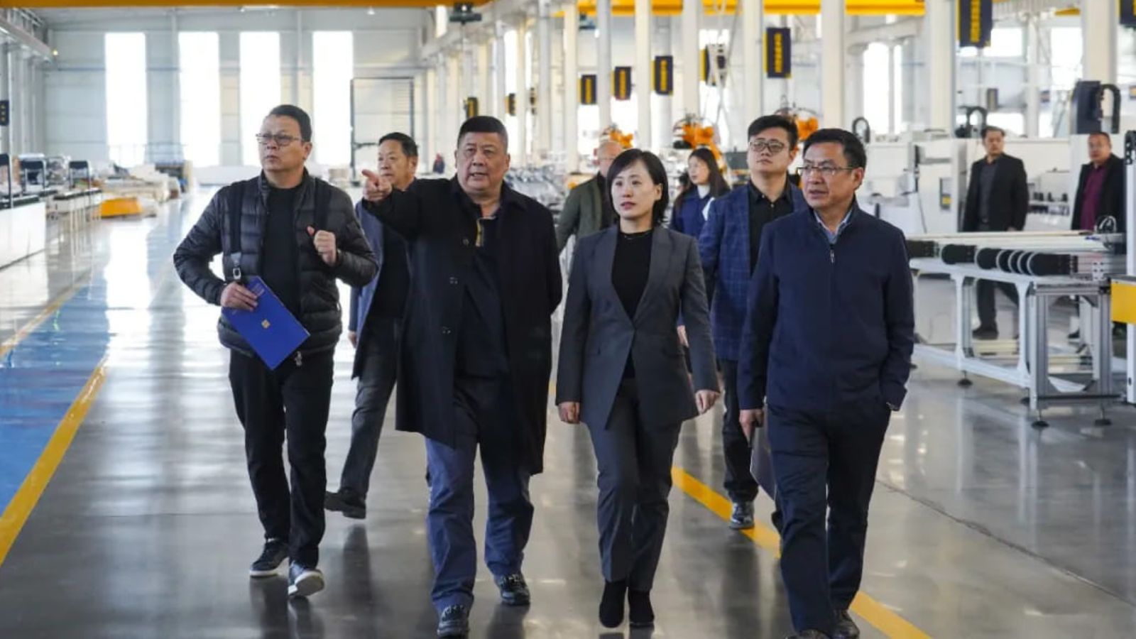 Nous invitons chaleureusement l'Association de l'industrie des portes et fenêtres de la quincaillerie de construction de Shanghai à visiter LEADCNC pour obtenir des conseils
   